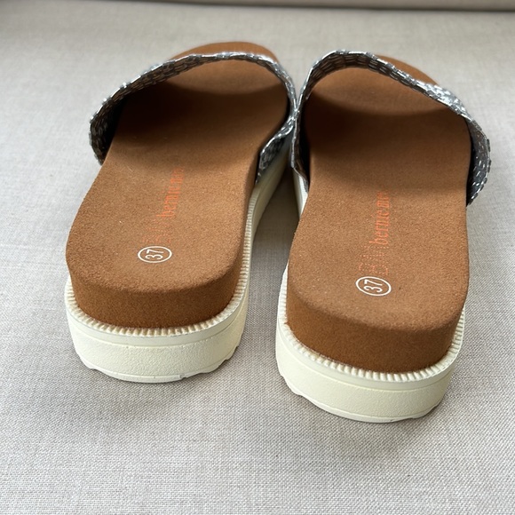 Bernie Mev Capri Slip on Sandal in Silver Gray -  size 37 (US 6.5/7) - EUC - Picture 4 of 7